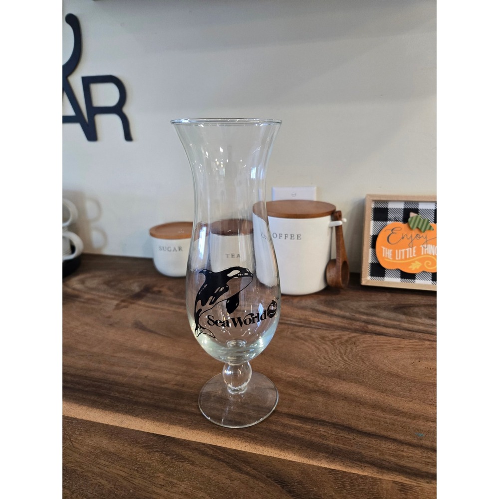 Vintage SeaWorld Shamu Orca Whale Hurricane Glass Souvenir Barware Clear 9.5in